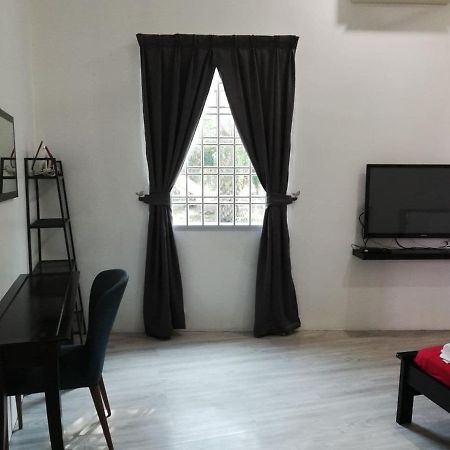 Roomstay Hj Esmon Parit Raja Uthm Bagian luar foto