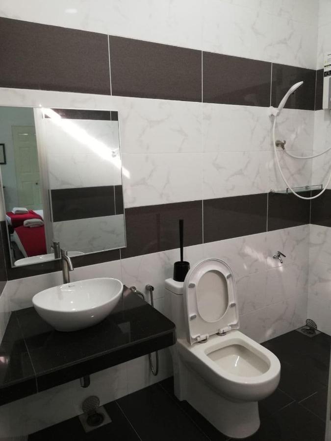Roomstay Hj Esmon Parit Raja Uthm Bagian luar foto