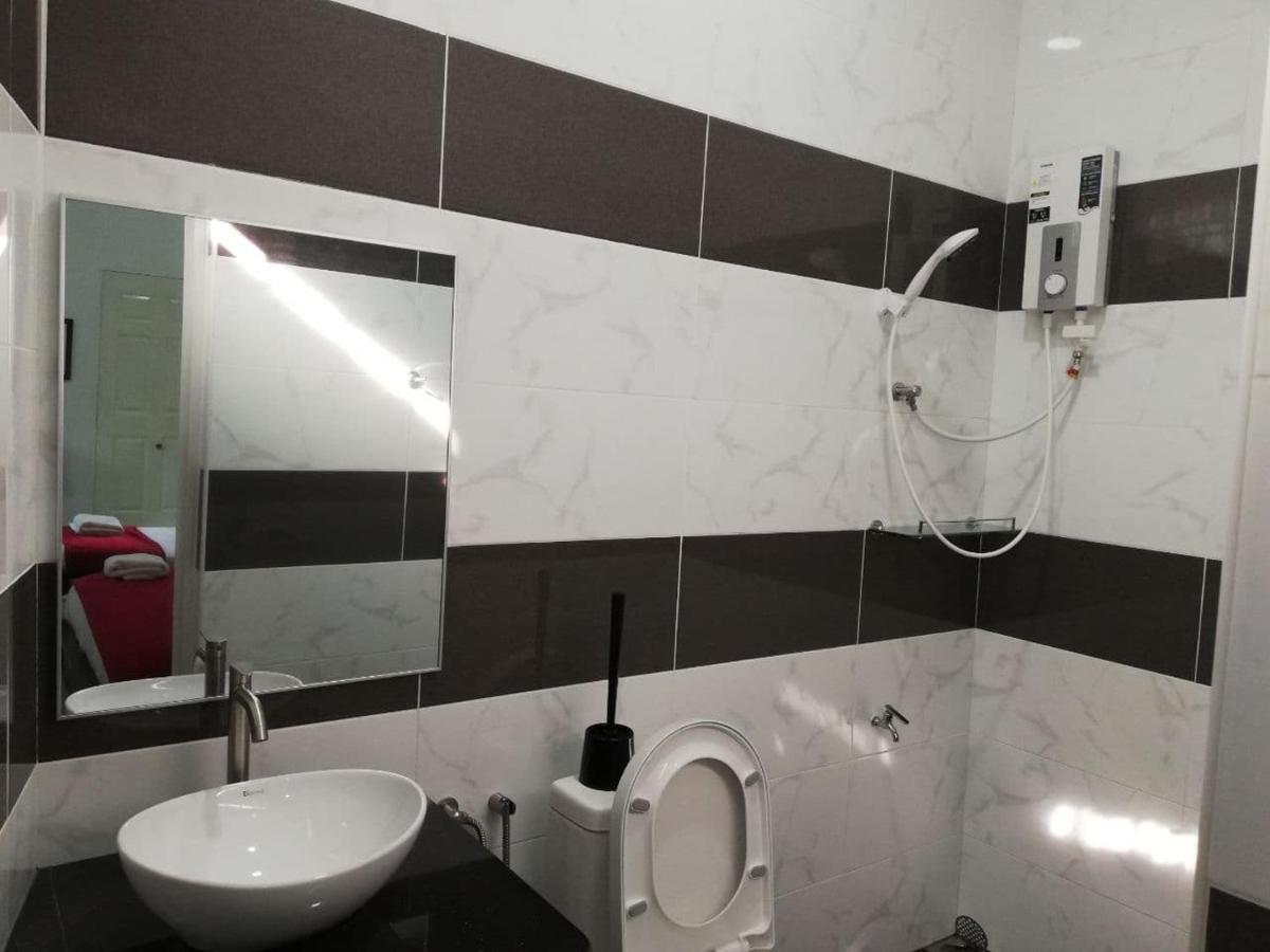 Roomstay Hj Esmon Parit Raja Uthm Bagian luar foto